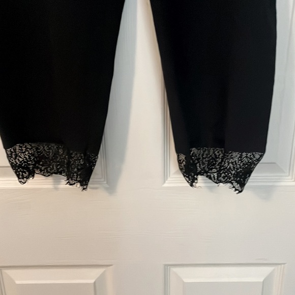 WOMEN’S PLUS SIZE LACE TRIM CAPRIS PANTS : SIZE 22W - Picture 2 of 3